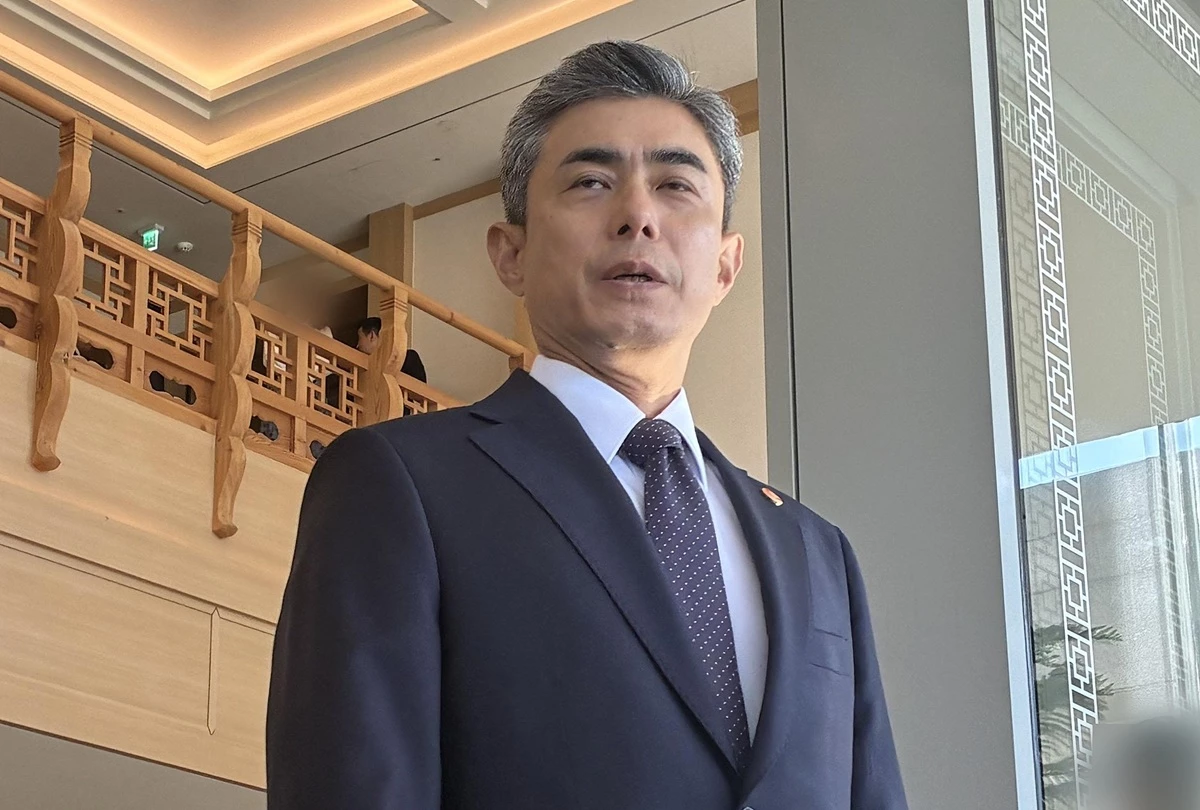 강신철 국방부 장관이 6일 오전 서울 용산구 국방부에서 약식 도어스테핑을 하고 있다. / 뉴스1