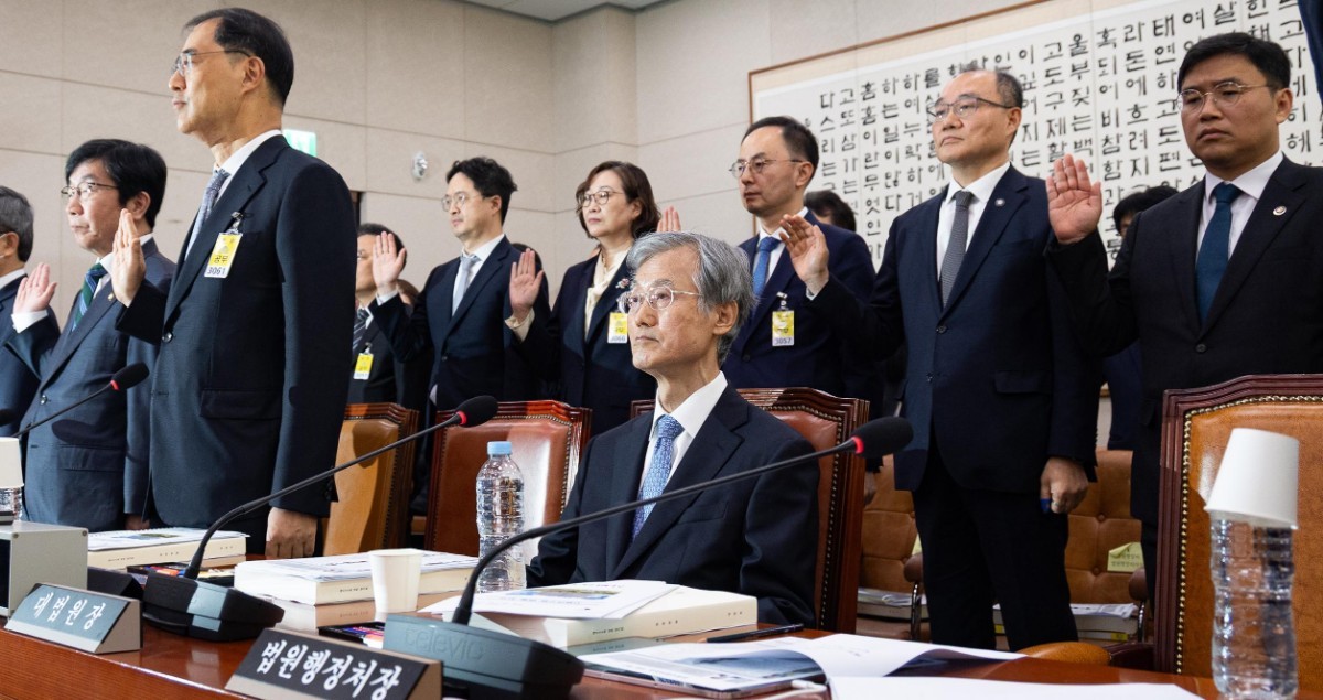 조희대, 증인 선서 거부…  자리에 앉은 채 일어나지 않은 조희대