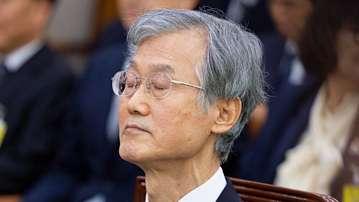 조희대 대법원장이 6일 서울 여의도 국회에서 열린 법제사법위원회의 대법원 등에 대한 국정감사에 출석해 눈을 감고 있다. / 뉴스1
