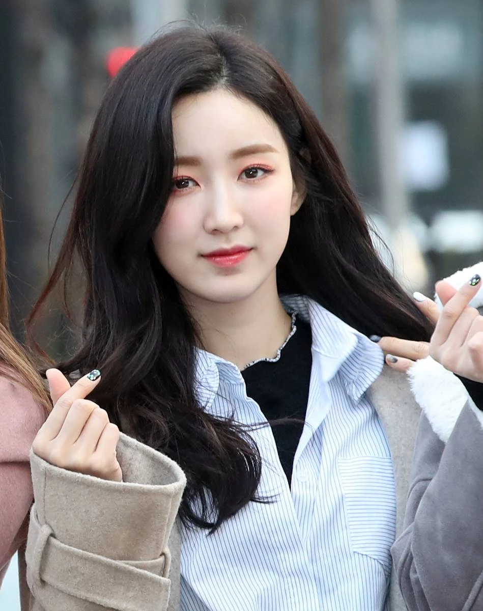 구구단 하나가 2018년 2월 23일 오전 서울 여의도 KBS 신관 공개홀에서 열린 KBS2 '뮤직뱅크'(뮤뱅) 리허설에 참석해 하트를 그리고 있다 / 뉴스1