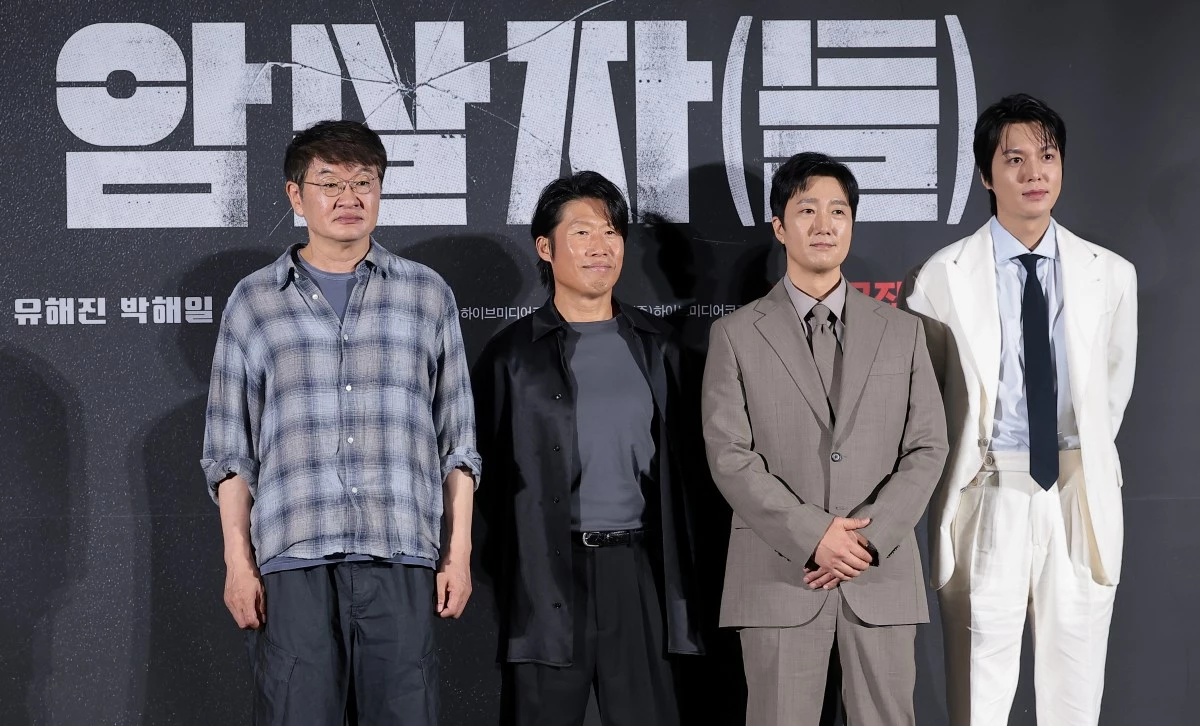 허진호 감독(왼쪽부터)과 배우 유해진, 박해일, 이민호가 지난 8월 서울 용산구 CGV 용산아이파크몰에서 열린 영화 '암살자(들)' 제작보고회에 참석해 포즈를 취하고 있다. / 뉴스1