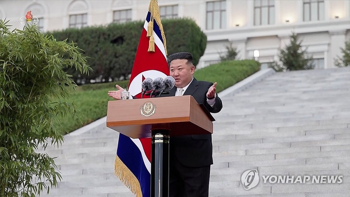 김정은 북한 국무위원장이 지난달 30일 창립 80주년을 맞은 김일성종합대학을 축하 방문해 연설하고 있다. 10월 8일은 한국 국민 김정욱(62) 선교사가 북한에 억류된 지 만 13년이 된다. 김정욱 씨는 중국 단둥을 기반으로 북한이탈주민 등을 대상으로 구호활동을 펼치다가 2013년 10월 8일 북한 평양에서 체포됐다. 김 씨는 2014년 5월 30일 북한 재판에서 국가전복음모죄, 반국가선전선동죄, 비법국경출입죄 등 혐의로 무기노동교화형을 선고받았다. 북한은 체포한 이후 김정욱 씨에게 기본적인 영사 조력을 일절 허용하지 않았으며 김 씨의 소재와 신병에 대한 어떤 정보도 제공하지 않았다. / 조선중앙TV 화면-연합뉴스