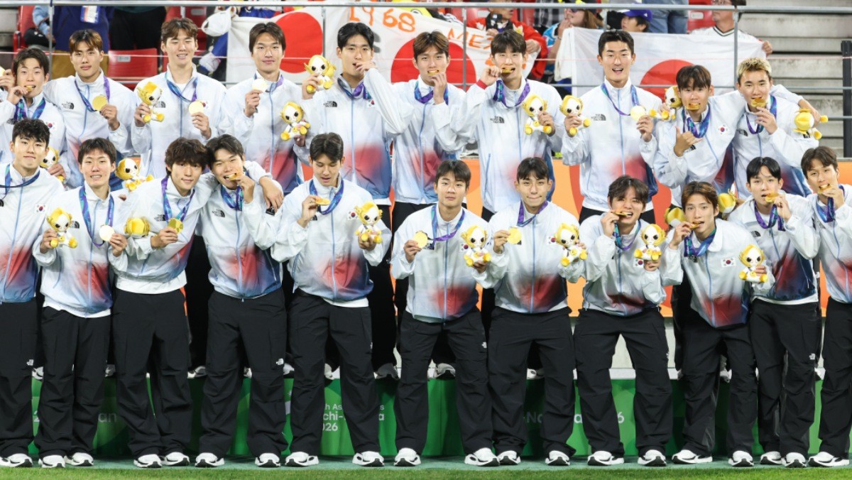 대한민국 아시안게임 축구대표팀 선수들이 3일 일본 아이치현 도요타 스타디움에서 열린 2026 아이치·나고야 아시안게임 축구 결승전 시상식에서 금메달을 목에 걸고 기념촬영을 하고 있다. / 뉴스1