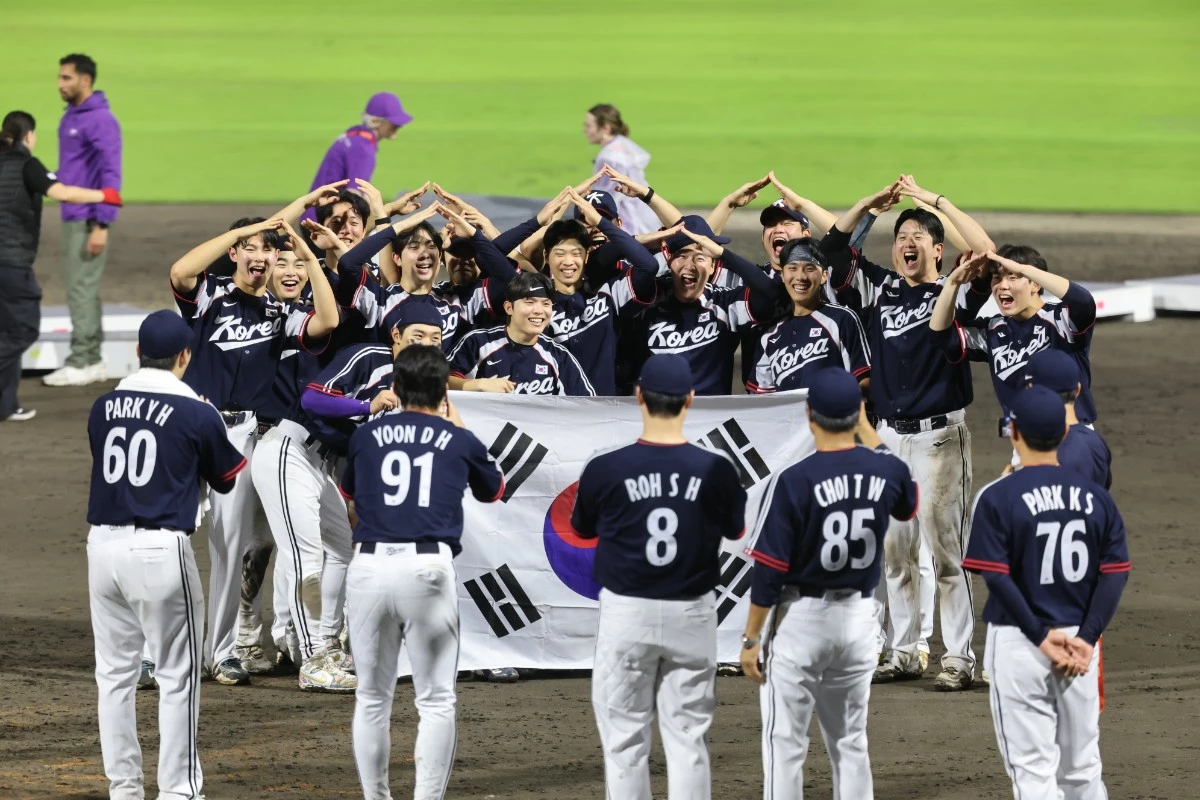 2026 아시안게임 금메달 확정 직후 우승 세리머니를 하는 야구 대표팀 / 뉴스1