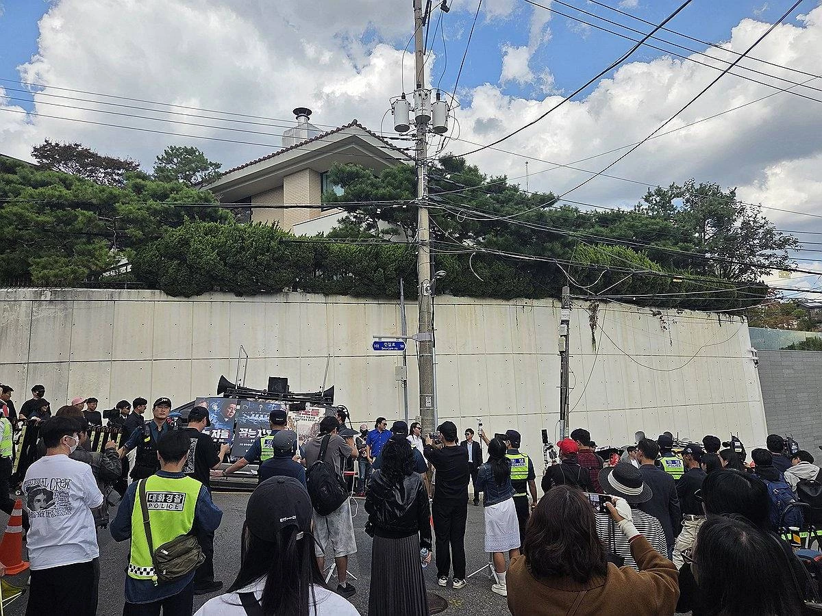지난 4일 서울 성북구에 있는 영화 '암살자(들)'의 주연 배우 유해진 자택 앞에서 보수단체 회원들이 제작사와 배우를 규탄하는 집회를 하고 있다 / 연합뉴스