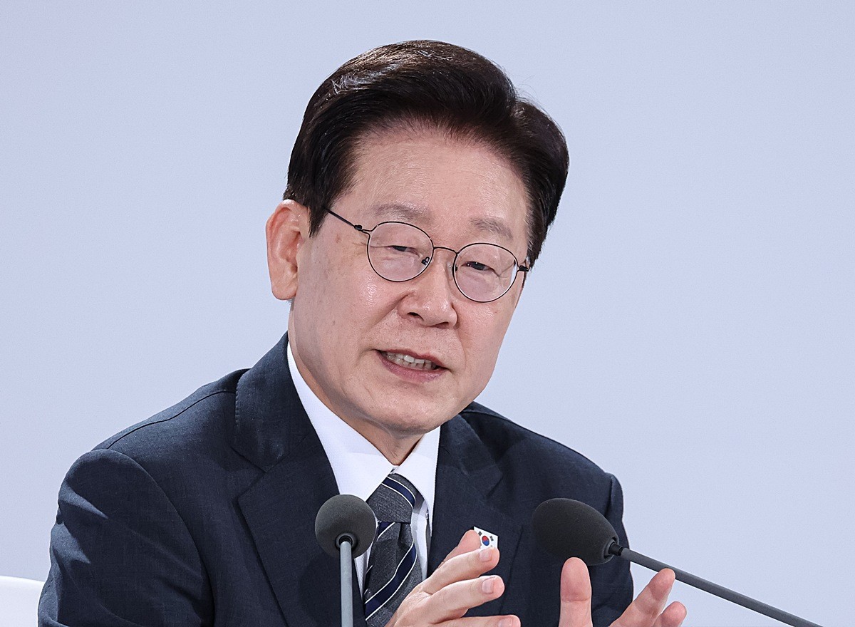 이재명 대통령. 기사 이해를 돕기 위한 자료 사진. 이재명 대통령은 6일 '광화문 현판이 한자로 돼 있는데 한글로 병기하면 어떨까 한다'라며 국민 의견을 수렴해 내년까지 결론을 내야 할 것 같다고 밝혔다. 이 대통령은 이날 청와대에서 주재한 국무회의에서 '위대한 한글을 대한민국에서 가장 중요한 장소인 광화문에서 볼 수가 없다'라며 이같이 말했다. / 뉴스1