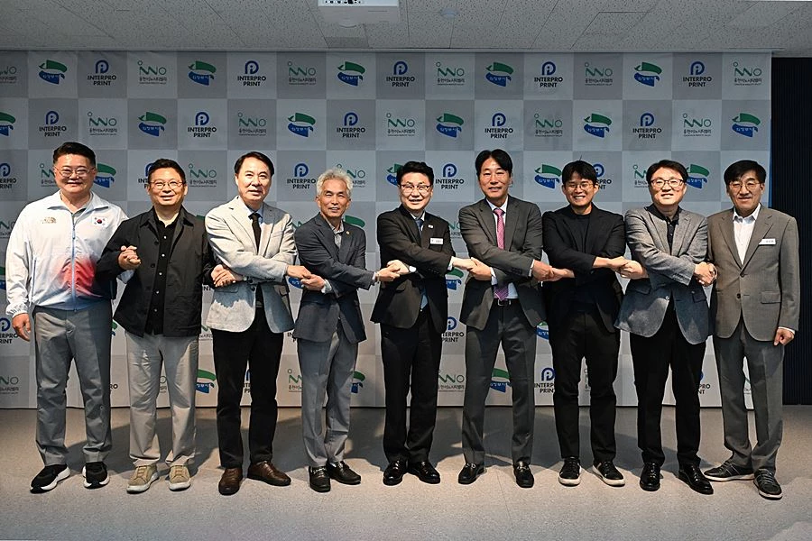 김원기 의정부시장이 10월 6일 용현산업단지에서 열린 기업 현장 소통 프로젝트 ‘기업 곁에, 의정부’ 간담회에서 기념촬영을 하고 있다