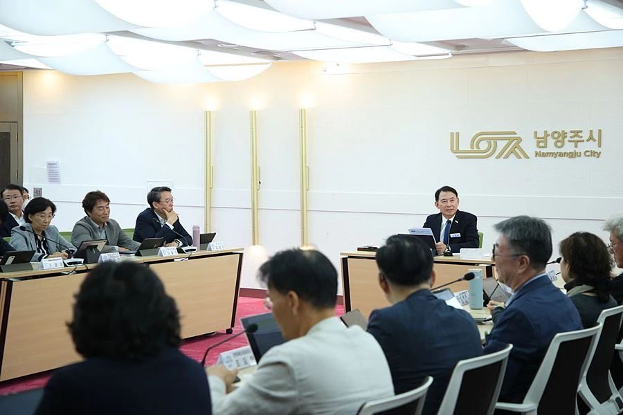 최현덕 시장을 비롯한 참가자들이 10월 시정현안토론회에서 지역 대표 축제 발전 방향을 논의하고 있다