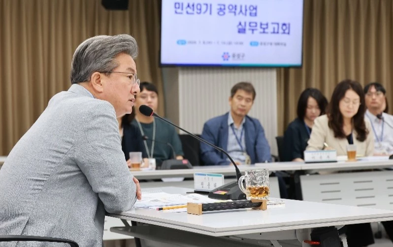 올 7월 열린 민선 9기 공약사업 실무보고회에서 정용래 유성구청장이 공약사업을 점검하고 있다./사진=유성구