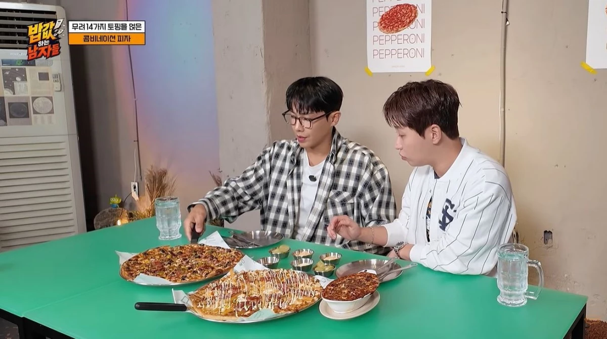 ‘밥값 하는 남자들’ 속 피자 가격을 예측하고 있는 이준과 딘딘 / 유튜브 '코미디티비'