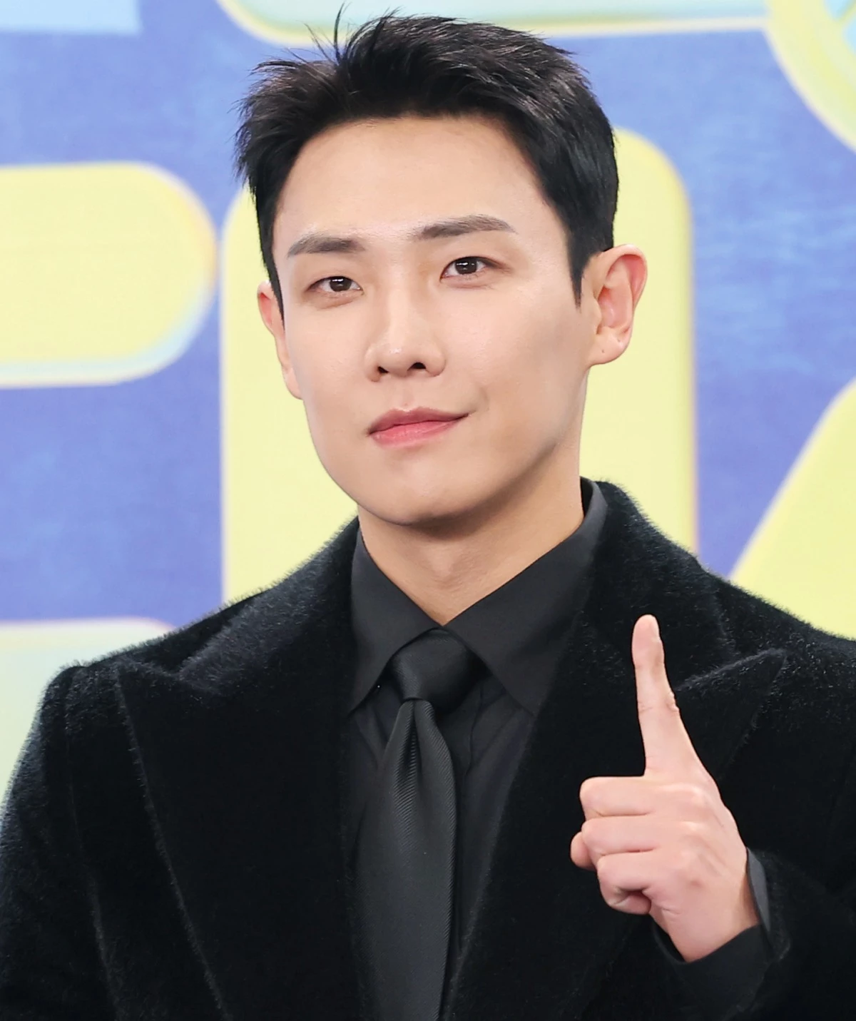 '1박2일' 이준이 지난해 서울 영등포구 KBS홀에서 열린 ‘2025 KBS 연예대상’에 참석해 아들 신시아와 함께 포즈를 취하고 있다. / 뉴스1