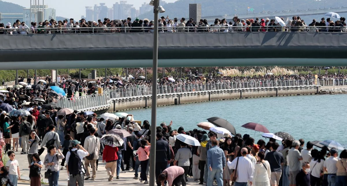 개천절 연휴 마지막 날인 지난 5일 부산 동구 북항 친수공원 인공수로에서 상어 '부캉이'를 보기 위해 많은 시민과 관광객 등이 줄지어 있다./ 뉴스1