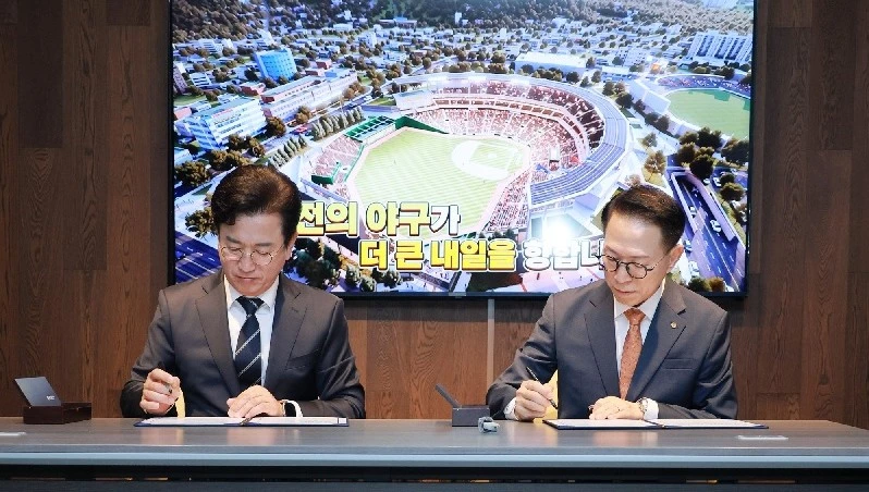 허태정 대전시장(왼쪽)과 박종태 한화이글스 대표이사(오른쪽)가 6일 한화생명볼파크 프레스센터에서 ‘대전 한화생명볼파크 증축 투자 협약서’에 서명하고 있다./사진=대전시