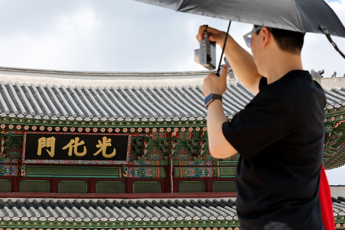 광화문 현판 모습. 기사 이해를 돕기 위한 자료 사진. 현재 경복궁의 정문인 광화문에는 3층 누각에 한자 현판이 설치돼 있다. 광화문 현판은 그동안 시대적 상황과 정책적 판단 등에 따라 한글과 한자, 다양한 형태로 변화해왔다. 정부는 기존 한자 현판을 그대로 두고 2층 누각에 한글 현판을 추가하는 방안을 검토하면서 각계의 의견을 듣고 있다. / 뉴스1