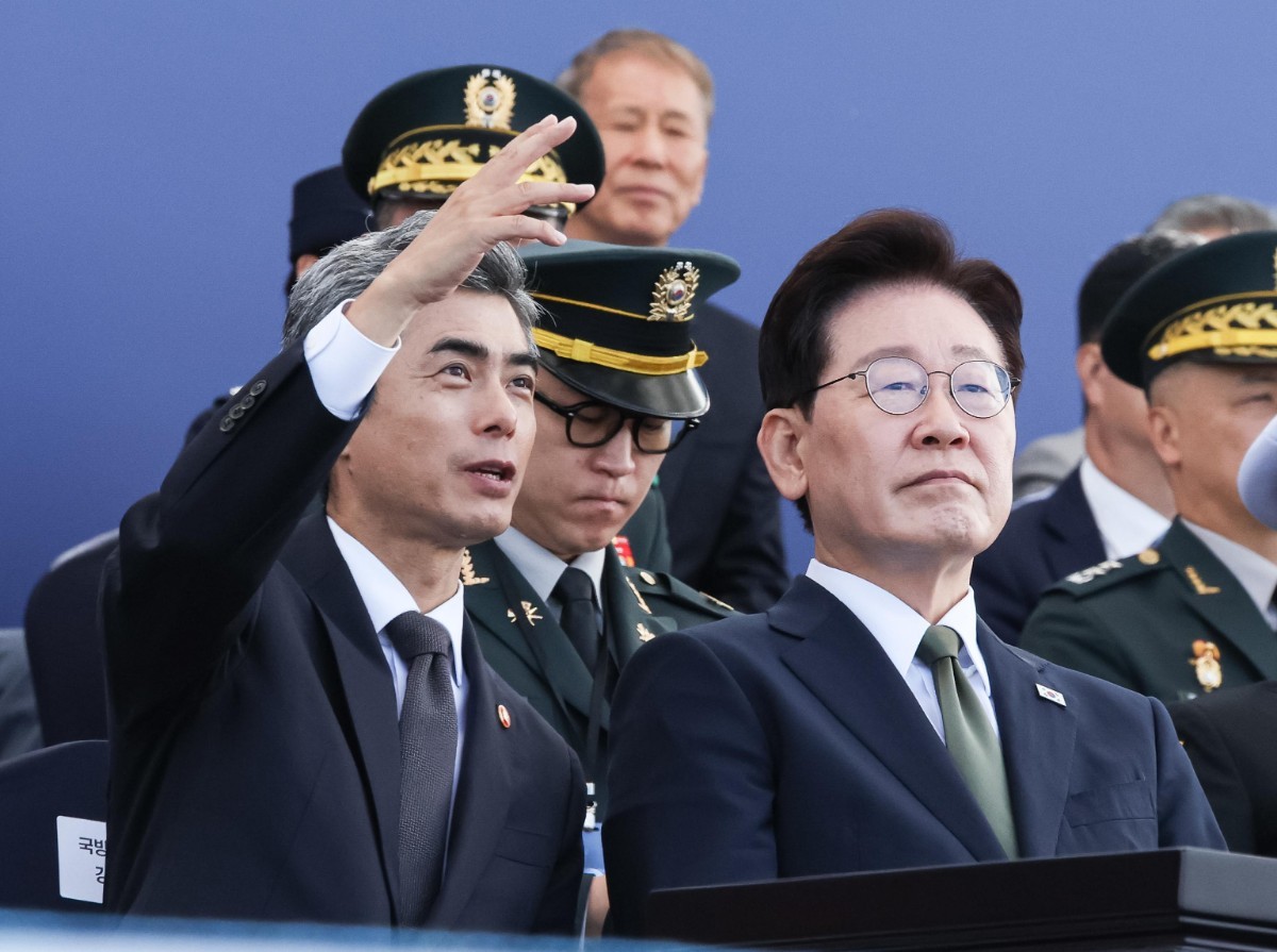 이재명 대통령과 강신철 국방부 장관이 1일 충남 계룡대 활주로에서 열린 제78회 국군의 날 기념식에서 대화를 하고 있다. / 뉴스1 (청와대통신사진기자단)