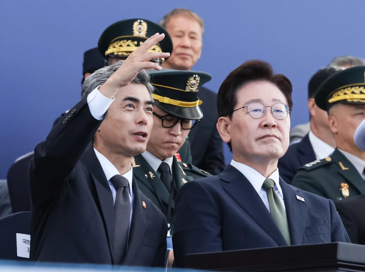 이재명 대통령과 강신철 국방부 장관이 1일 충남 계룡대 활주로에서 열린 제78회 국군의 날 기념식에서 대화를 하고 있다. / 뉴스1 (청와대통신사진기자단)