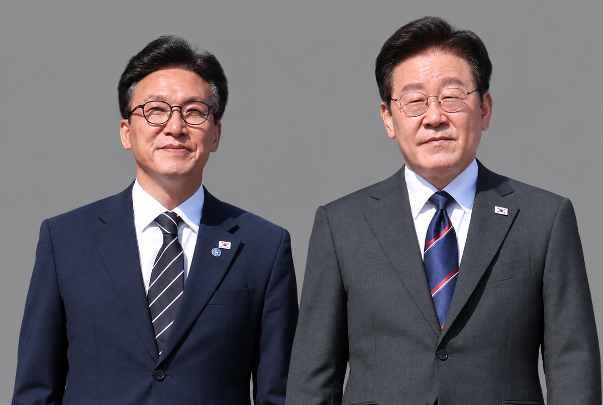 이재명(오른쪽) 대통령과 김민석 더불어민주당 대표. / 뉴스1