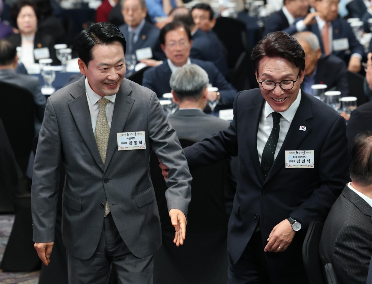 김민석 더불어민주당 대표와 장동혁 국민의힘 대표가 2일 서울 한 호텔에서 열린 제30회 노인의 날 기념식에 참석하고 있다. / 뉴스1 (청와대통신사진기자단)