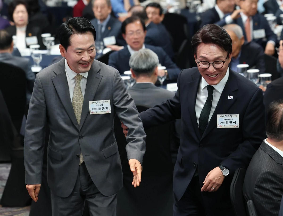 김민석 더불어민주당 대표와 장동혁 국민의힘 대표가 2일 서울 한 호텔에서 열린 제30회 노인의 날 기념식에 참석하고 있다. / 뉴스1 (청와대통신사진기자단)