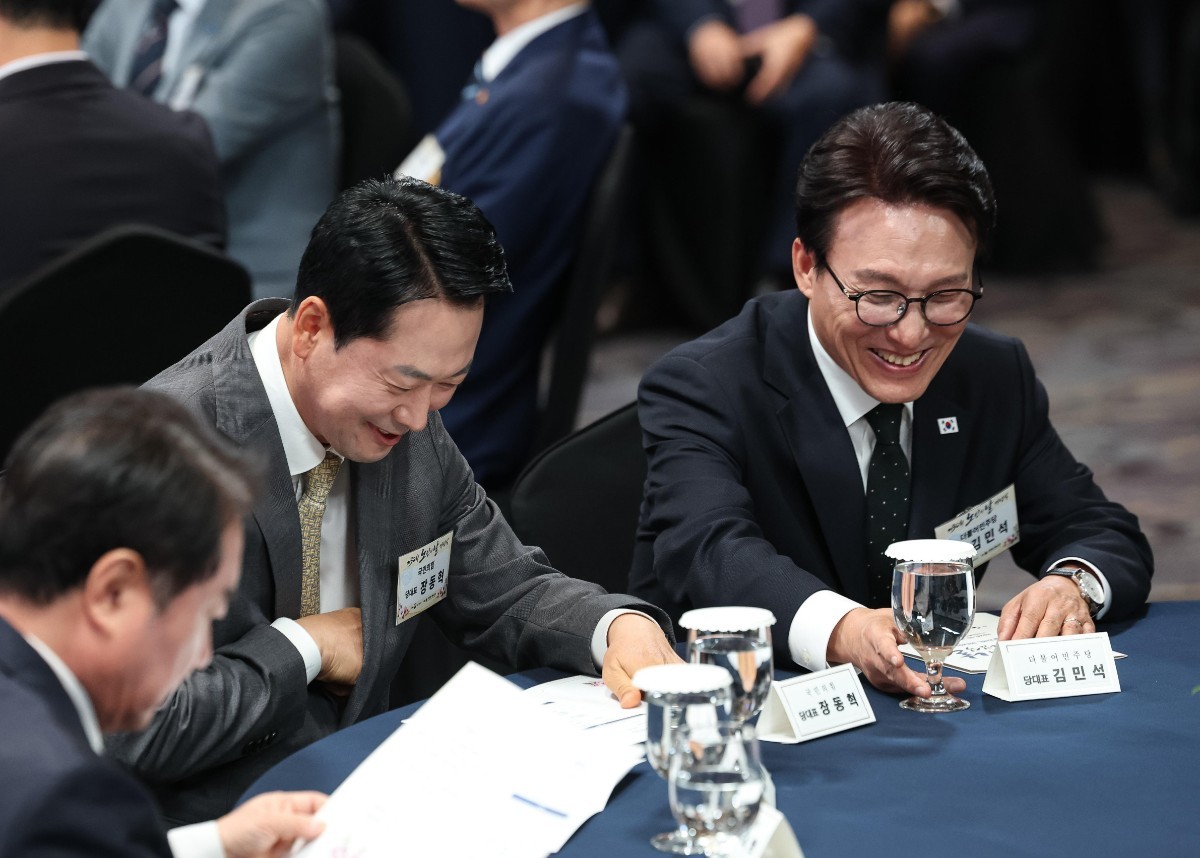 김민석 더불어민주당 대표와 장동혁 국민의힘 대표가 2일 서울 한 호텔에서 열린 제30회 노인의 날 기념식에서 대화를 하고 있다. /뉴스1 (청와대통신사진기자단)