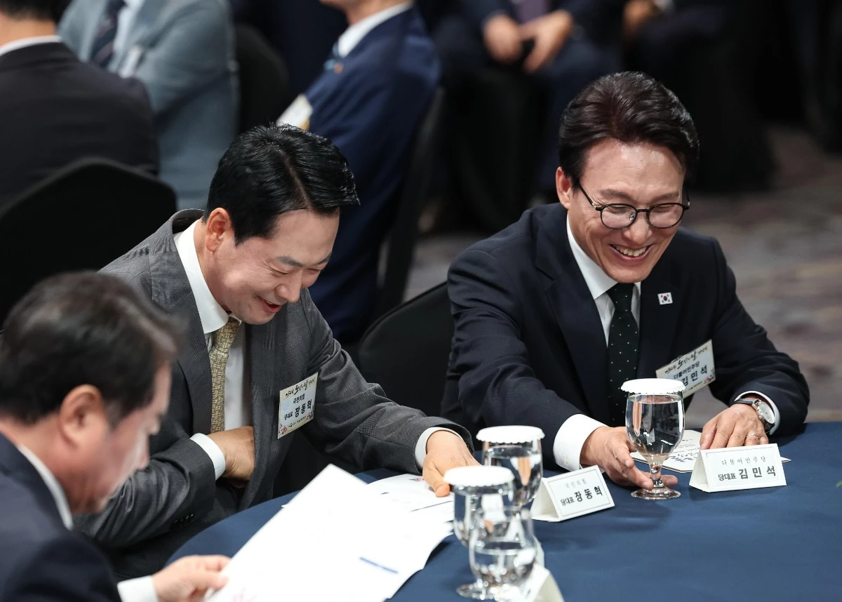 김민석 더불어민주당 대표와 장동혁 국민의힘 대표가 2일 서울 한 호텔에서 열린 제30회 노인의 날 기념식에서 대화를 하고 있다. /뉴스1 (청와대통신사진기자단)