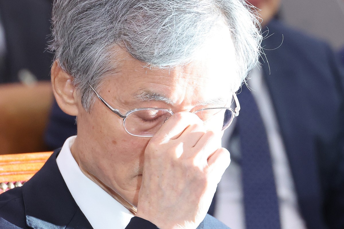 조희대 대법원장이 6일 서울 여의도 국회에서 열린 법제사법위원회의 대법원 등에 대한 국정감사에서 안경을 고쳐 쓰고 있다. / 뉴스1