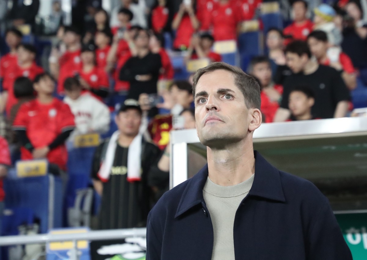 경기 지켜보는 로베르트 모레노 한국 축구대표팀 감독 / 뉴스1