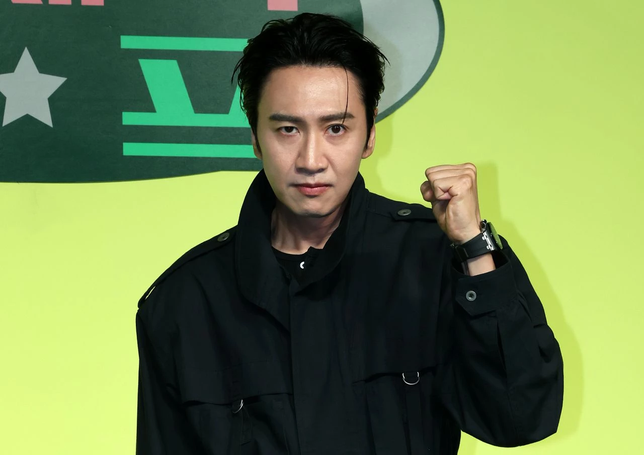 배우 이광수가 지난 5월 19일 오전 서울 종로구 JW 동대문 메리어트 호텔에서 열린 넷플릭스 새 예능프로그램 ‘유재석 캠프’ 제작발표회에 참석해 포즈를 취하고 있다. / 뉴스1