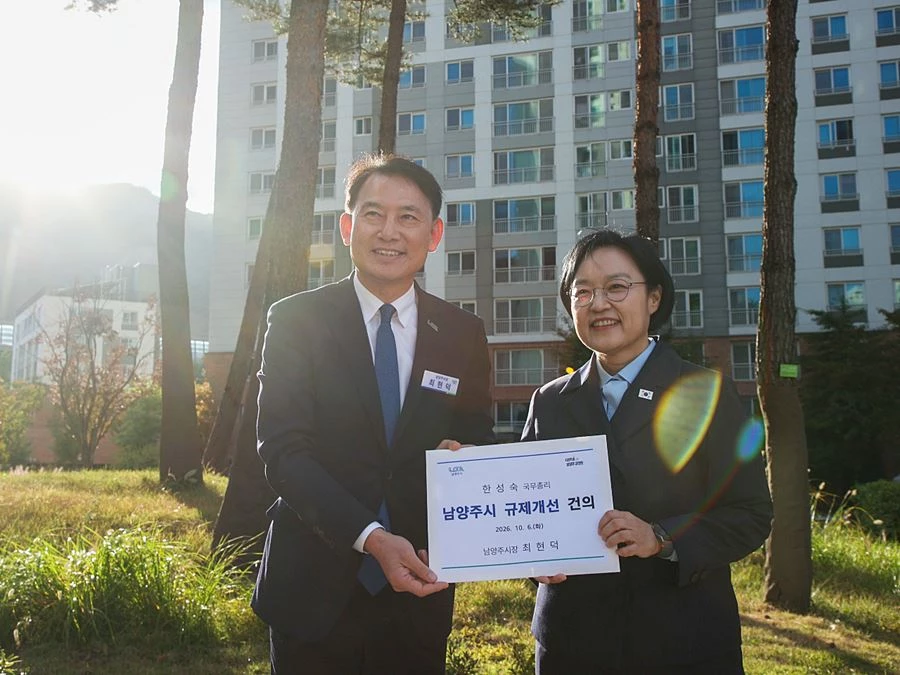 최현덕 남양주시장(좌측)이 6일 위스테이 별내에서 한성숙 국무총