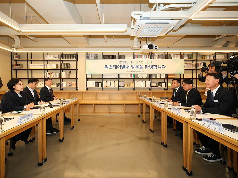 최현덕 시장과 한성숙 총리를 비롯한 참가자들이 협동조합형 주거 모델의 운영 현황을 공유하고 있다.(좌측) 한성숙 총리 (우측) 최현덕 시장