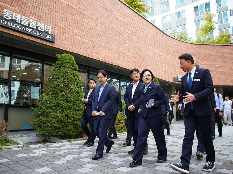 최현덕 시장과 한성숙 총리가 위스테이 별내 시설을 둘러보고 있다(우측 첫 번째부터) 최현덕 시장, 한성숙 총리