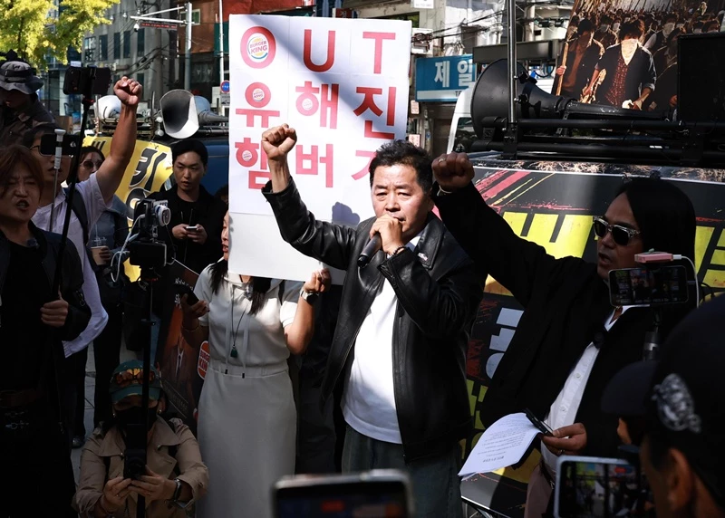 보수단체 '암살자(들) 출연 배우 비판' / 뉴스1