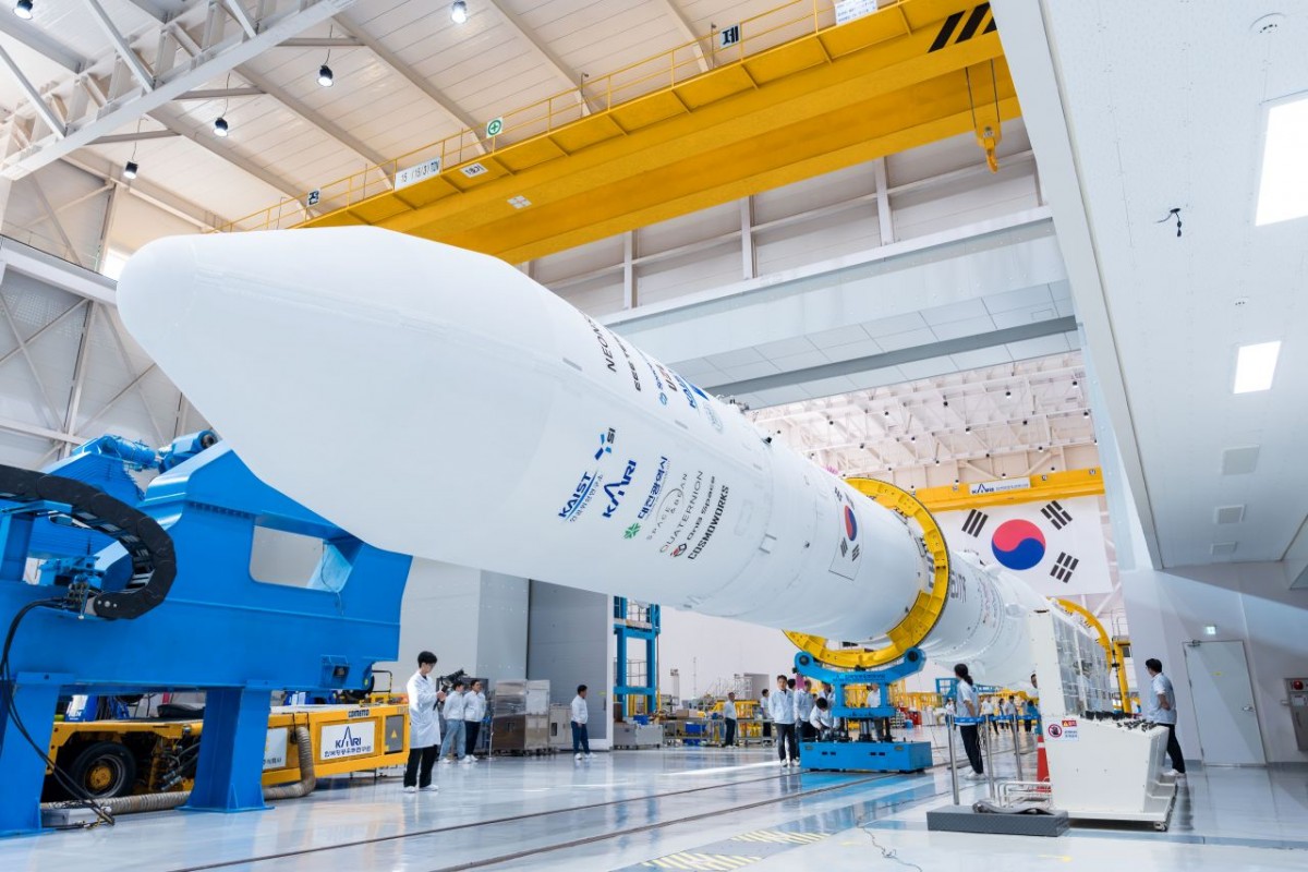 누리호 5차 발사 일정. 지난 5일 전남 고흥 나로우주센터 발사체 종합조립동에서 한국형발사체 '누리호' 발사대 이송 준비 작업이 진행되고 있다. (한국항공우주연구원 제공) / 뉴스1