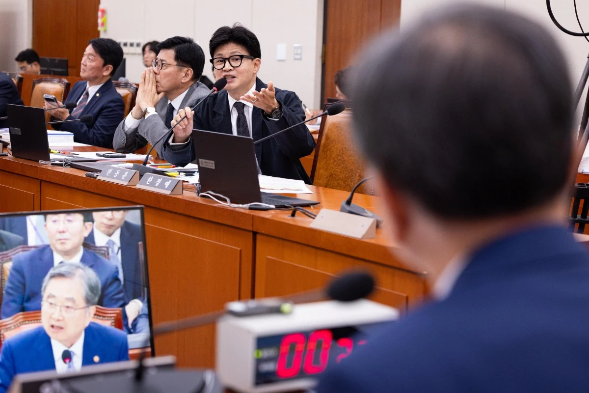 한동훈 무소속 의원이 6일 서울 여의도 국회에서 열린 외교통일위원회의 외교부 등에 대한 국정감사에서 조현 외교부 장관에게 질의하고 있다. / 뉴스1