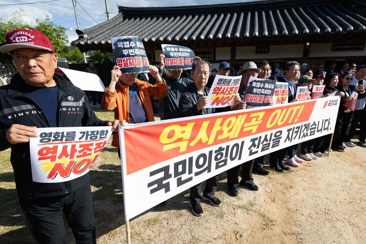 보수성향 시민단체 회원들이 6일 오후 서울 종로구 수송동에서 영화 '암살자(들)'에 출연한 배우를 비판하는 집회를 하고 있다. / 뉴스1