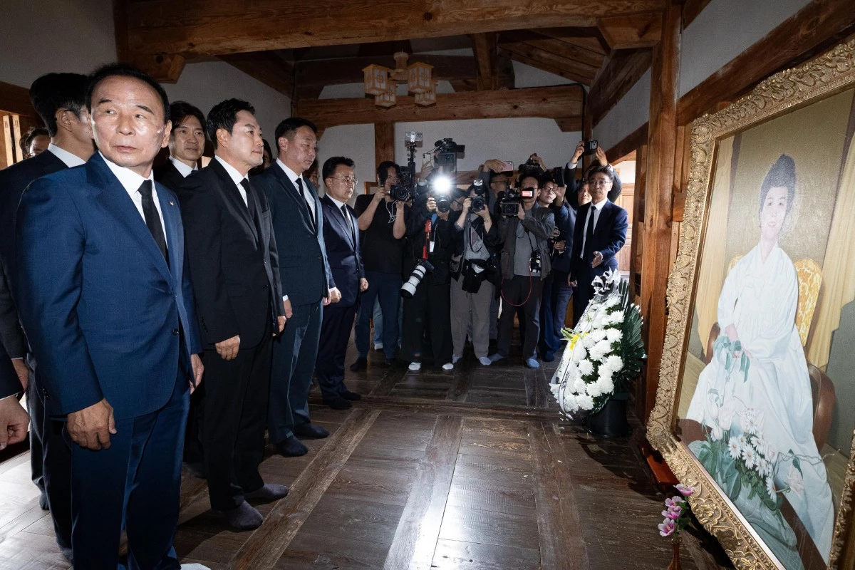 장동혁 국민의힘 대표가 5일 충북 옥천군 고(故) 육영수 여사의 생가를 찾아 영정을 바라보고 있다. 역사 왜곡 논란이 이어지고 있는 허진호 감독의 영화 '암살자(들)'은 1974년 8월 15일 광복절 경축식장에서 육 여사가 피격돼 숨진 사건을 소재로한 영화로, 국민의힘은 이 영화가 박정희 전 대통령이 부인의 죽음에 관여한 것처럼 묘사해 역사적 사실을 왜곡했다고 비판하고 있다. / 뉴스1