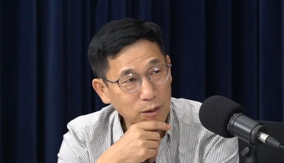 진중권 동양대 교수가 '시사저널 TV' 유튜브 채널에 출연하고 있다. / '시사저널 TV'  유튜브 영상 캡처