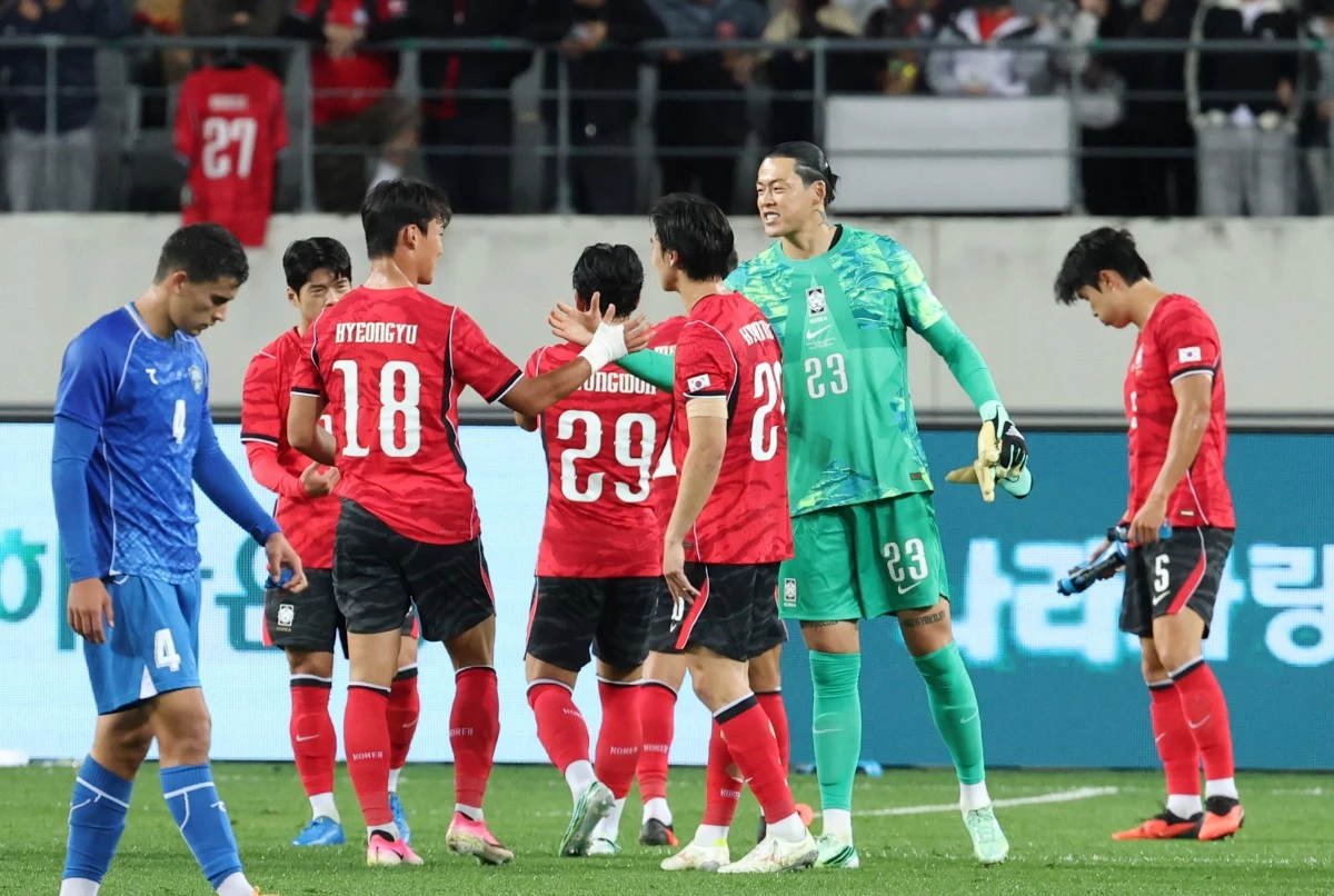 일 경기 용인시 처인구 용인미르스타디움에서 열린 축구 국가대표 평가전 대한민국과 우즈베키스탄의 경기, 2대0 승리를 거둔 대한민국 선수들이 기뻐하고 있다. / 뉴스1