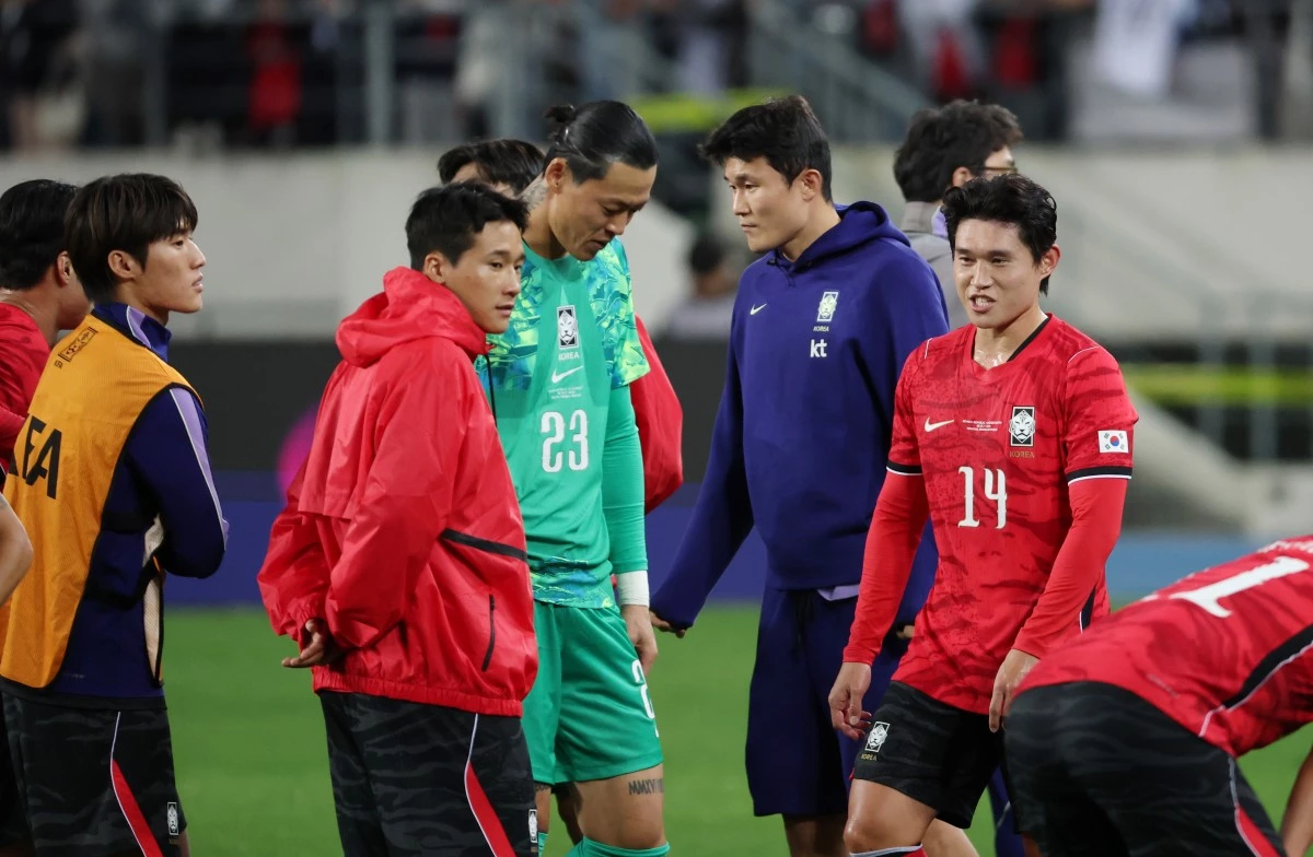 6일 경기 용인시 처인구 용인미르스타디움에서 열린 축구 국가대표 평가전 대한민국과 우즈베키스탄의 경기, 2대0 승리를 거둔 대한민국 선수들과 김민재가 인사를 나누고 있다. / 뉴스1