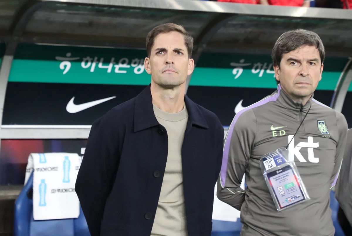지난 2일 울산 남구 문수월드컵경기장에서 열린 축구 국가대표팀 평가전 대한민국과 베네수엘라의 경기, 대한민국 로베르토 모레노 감독이 피치를 바라보고 있다.   / 뉴스1