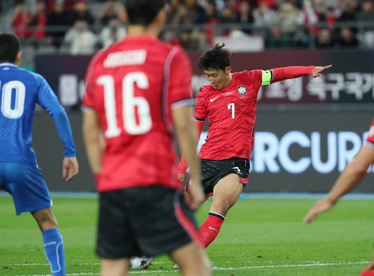 지난 6일 경기 용인시 처인구 용인미르스타디움에서 열린 축구 국가대표 평가전 대한민국과 우즈베키스탄의 경기, 손흥민이 프리킥을 시도하고 있다 / 뉴스1