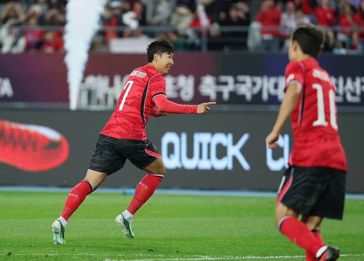 지난 6일 경기 용인시 처인구 용인미르스타디움에서 열린 축구 국가대표 평가전 대한민국과 우즈베키스탄의 경기, 손흥민이 득점 후 기뻐하고 있다 / 뉴스1