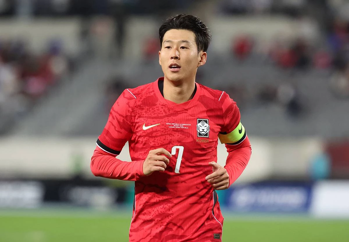 지난 6일 오후 경기도 용인시 미르스타디움에서 열린 하나은행 초청 축구국가대표팀 친선경기 한국과 우즈베키스탄의 경기에서 손흥민이 코너킥을 준비하러 이동하고 있다 / 뉴스1