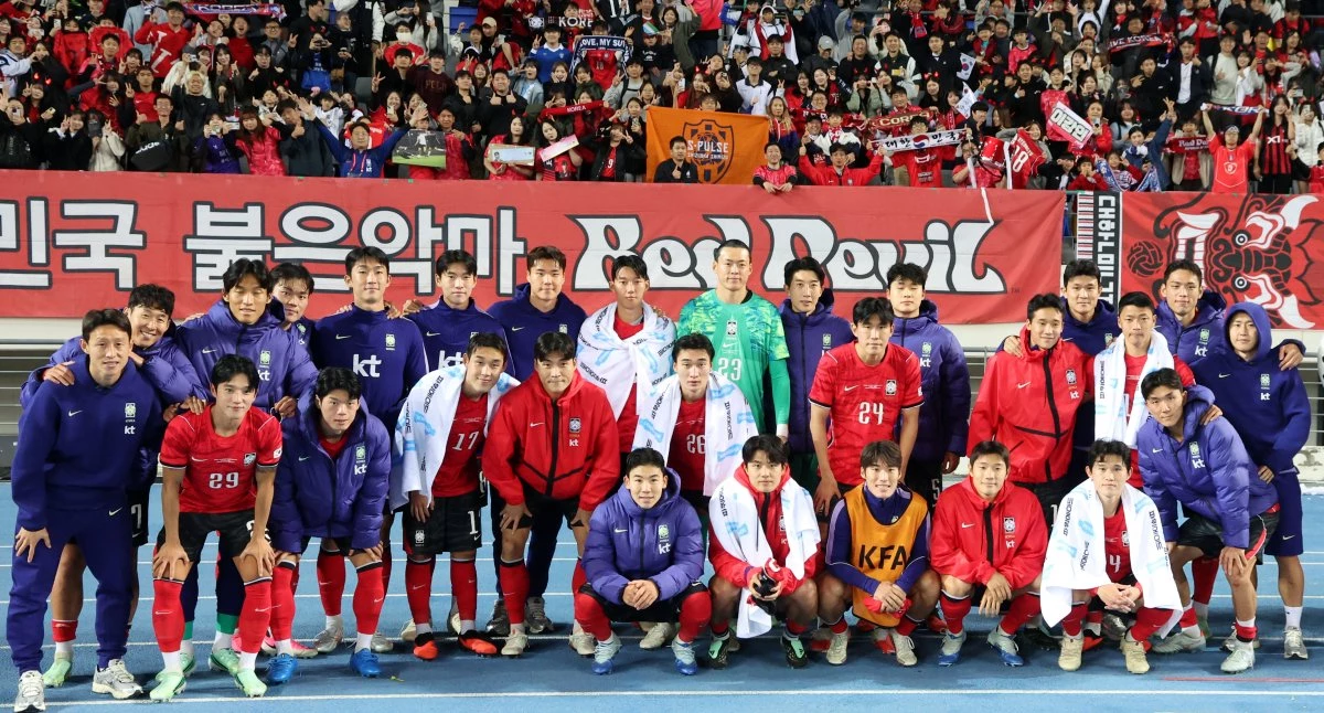 지난 6일 오후 경기도 용인시 미르스타디움에서 열린 하나은행 초청 축구국가대표팀 친선경기 한국과 우즈베키스탄의 경기에서 승리한 한국 선수들이 팬들에게 감사 인사 후, 기념촬영을 하고 있다. / 뉴스1
