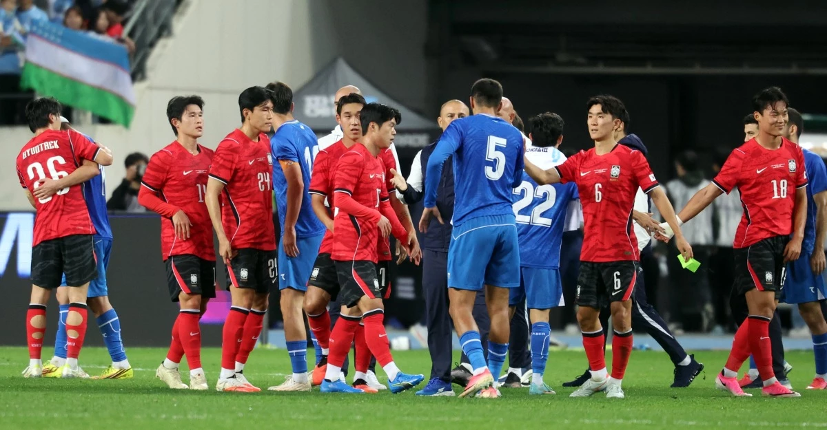 지난 6일 오후 경기도 용인시 미르스타디움에서 열린 하나은행 초청 축구국가대표팀 친선경기 한국과 우즈베키스탄의 경기에서 승리한 한국 선수들이 우즈베킷탄 선수들과 하이파이브를 하고 있다. / 뉴스1