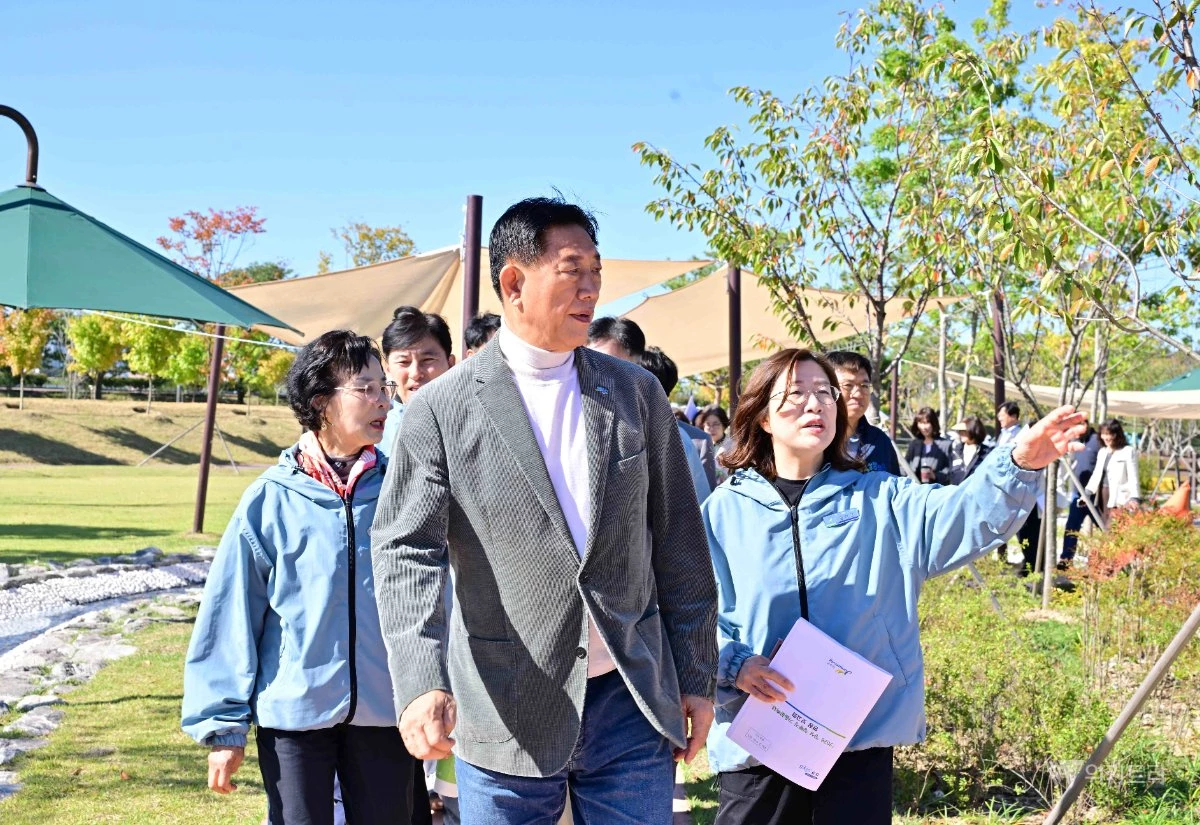 장성군은 오는 8일 개막하는 '장성 황룡강 가을꽃축제'의 성공적인 개최를 위해 김한종 장성군수가 직접 현장을 찾아 막바지 점검에 나섰다. / 장성군