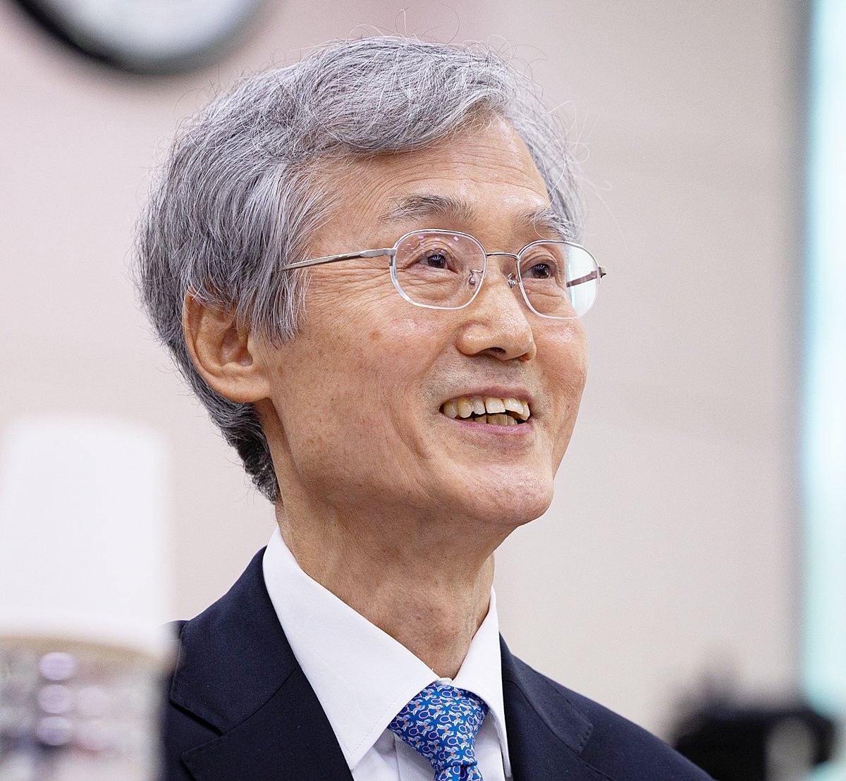 조희대 대법원장이 6일 서울 여의도 국회에서 열린 법제사법위원회의 대법원 등에 대한 국정감사에 출석해 미소 짓고 있다. 기사 이해를 돕기 위한 자료 사진. 조 대법원장은 이날 국회 대법원 국정감사에서 '국회가 대법원장의 (대법관) 제청에 관여하는 것은 위헌'이라며 여당 의원들의 공세에 이례적으로 작심 발언을 이어갔다. 지난해 국정감사에서 의원들 질의에 답하지 않았던 것과는 대조적이었다. / 뉴스1