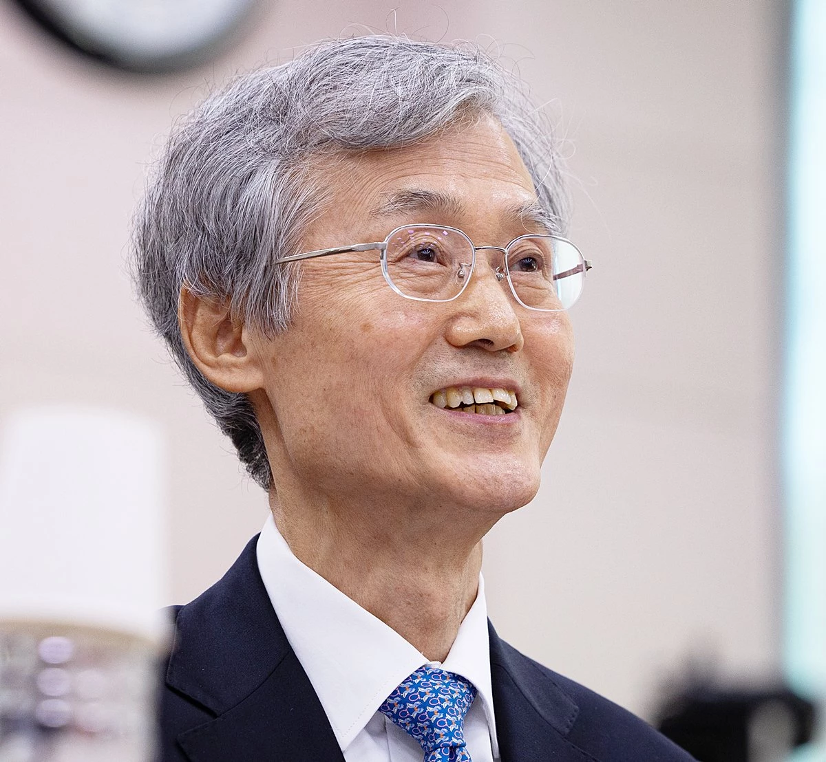 조희대 대법원장이 6일 서울 여의도 국회에서 열린 법제사법위원회의 대법원 등에 대한 국정감사에 출석해 미소 짓고 있다. 기사 이해를 돕기 위한 자료 사진. 조 대법원장은 이날 국회 대법원 국정감사에서 '국회가 대법원장의 (대법관) 제청에 관여하는 것은 위헌'이라며 여당 의원들의 공세에 이례적으로 작심 발언을 이어갔다. 지난해 국정감사에서 의원들 질의에 답하지 않았던 것과는 대조적이었다. / 뉴스1