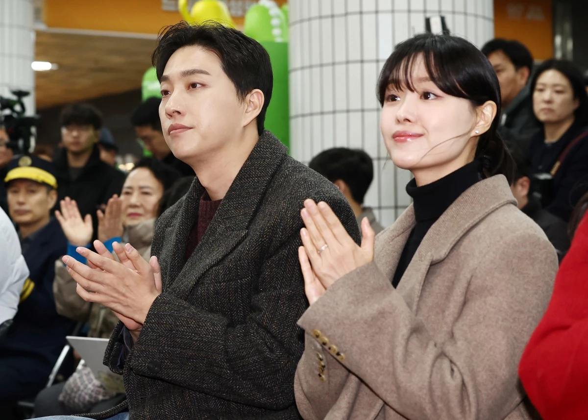가수 송지은, 박위 부부가 지난해 서울 강서구 까치산역에서 열린 전역사 1역사 1동선 확보 기념행사에 참석해 손뼉을 치고 있다. / 뉴스1
