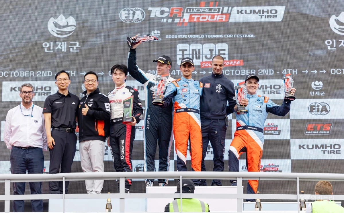 금호 FIA TCR 월드투어 5라운드 레이스 1에서 BRC 현대 N 스쿼드라 코르세의 미켈 아즈코나(사진 오른쪽 3번째) 가 1위를 차지하며 기념 사진을 촬영하고 있다. / 금호타이어